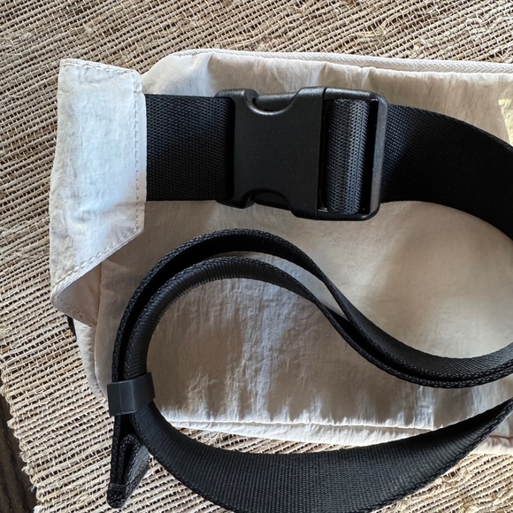 NWOT Lululemon Clean Lines Belt Bag 2L White Opal - Picture 10 of 16